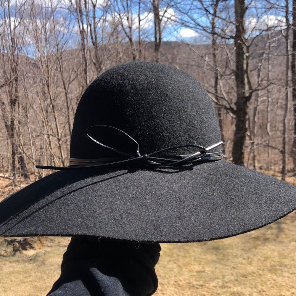 Black felt floppy hat